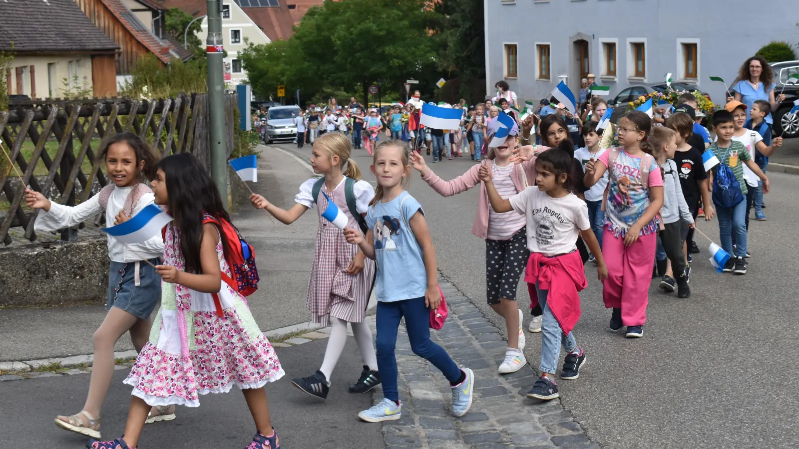 Mit Fähnchen und Girlanden zogen die Feuchtwanger Mädchen und Buben am Mittwoch wieder von der Altstadt hoch zur Festwiese.  (Foto: Erich Herrmann)