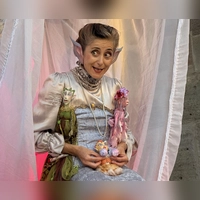 Die spitzohrige Elfenkönigin Titania mit ihrem niedlichen Gefolge: So ist Christiane Weidringer beim Wolframs-Eschenbacher Sommertheater zu erleben. (Foto: Lara Hausleitner)