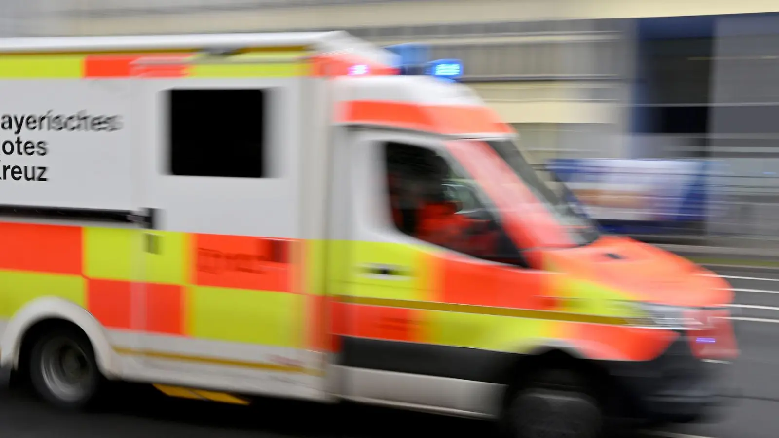 Sanitäter bringen den schwer verletzten Rollerfahrer in eine Klinik. (Symbolbild) (Foto: Peter Kneffel/dpa)