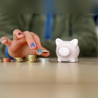 Für den Einstieg: Ein Sparbuch kann Kindern helfen, den Umgang mit Geld zu lernen, die Verzinsung ist jedoch gering. (Foto: Mascha Brichta/dpa-tmn)