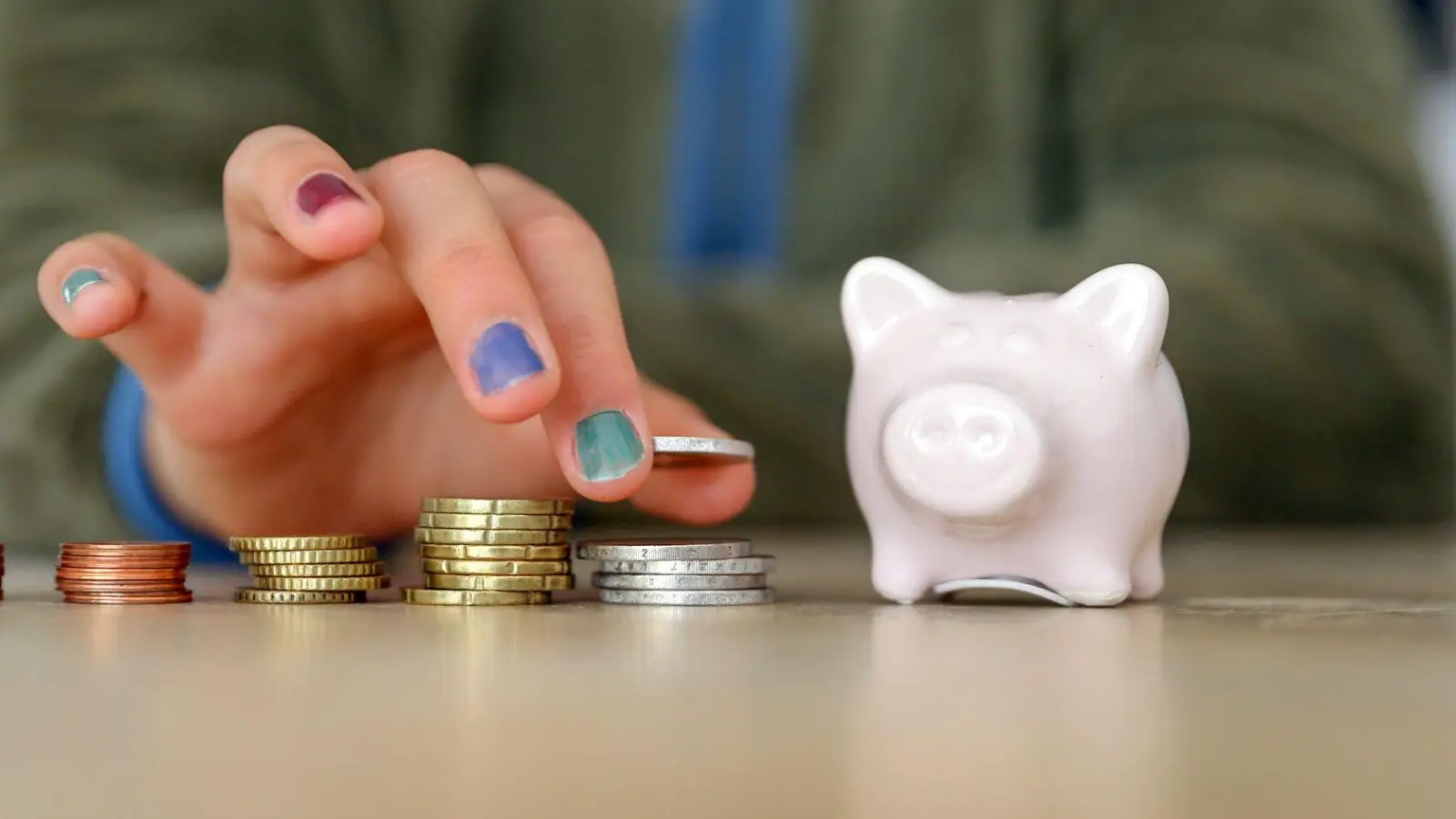 Für den Einstieg: Ein Sparbuch kann Kindern helfen, den Umgang mit Geld zu lernen, die Verzinsung ist jedoch gering. (Foto: Mascha Brichta/dpa-tmn)