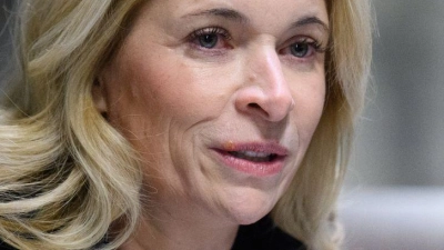 Bahnchefin Evelyn Palla will nach dem tödlichen Angriff auf einen Zugbegleiter einen Sicherheitsgipfel mit den Sicherheitsverantwortlichen im Bahnverkehr einberufen. (Archivbild) (Foto: Bernd von Jutrczenka/dpa)