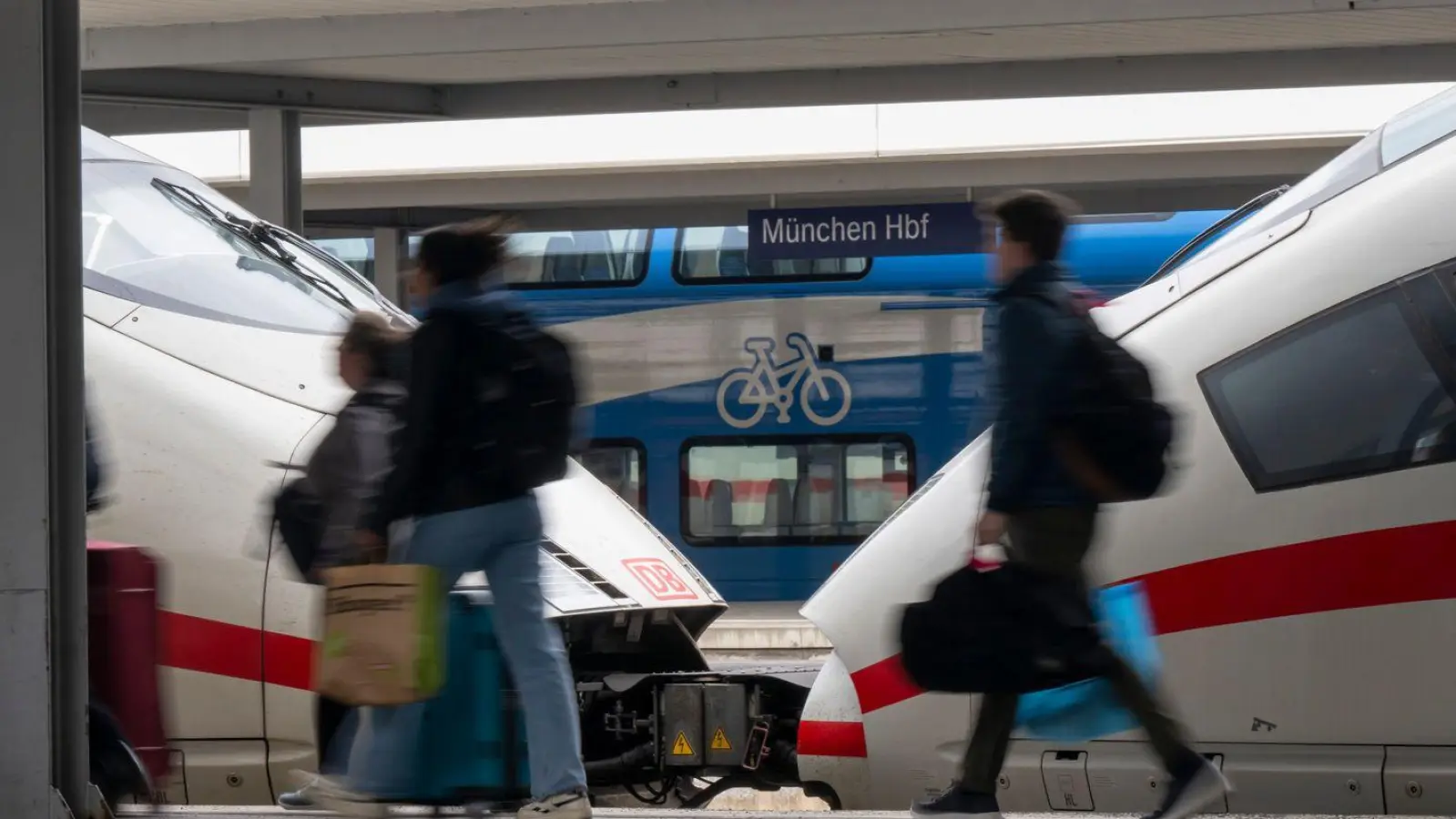 Besonders viel Reiseverkehr erwartet die Deutsche Bahn am Pfingstwochenende. (Foto: Peter Kneffel/dpa)