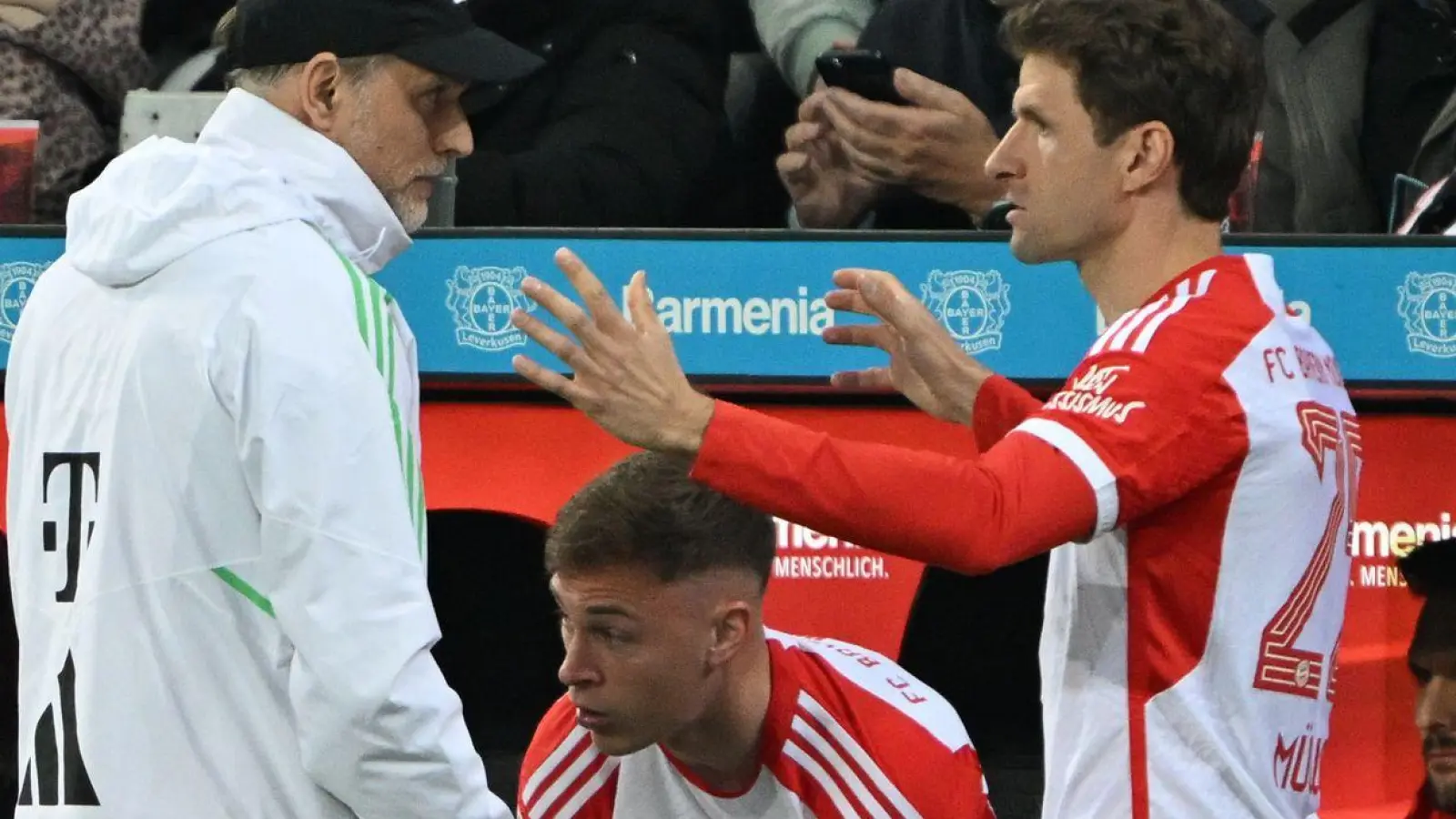 Bayerns Thomas Müller (r) spricht bei seiner Einwechslung mit Trainer Thomas Tuchel. (Foto: Federico Gambarini/dpa)