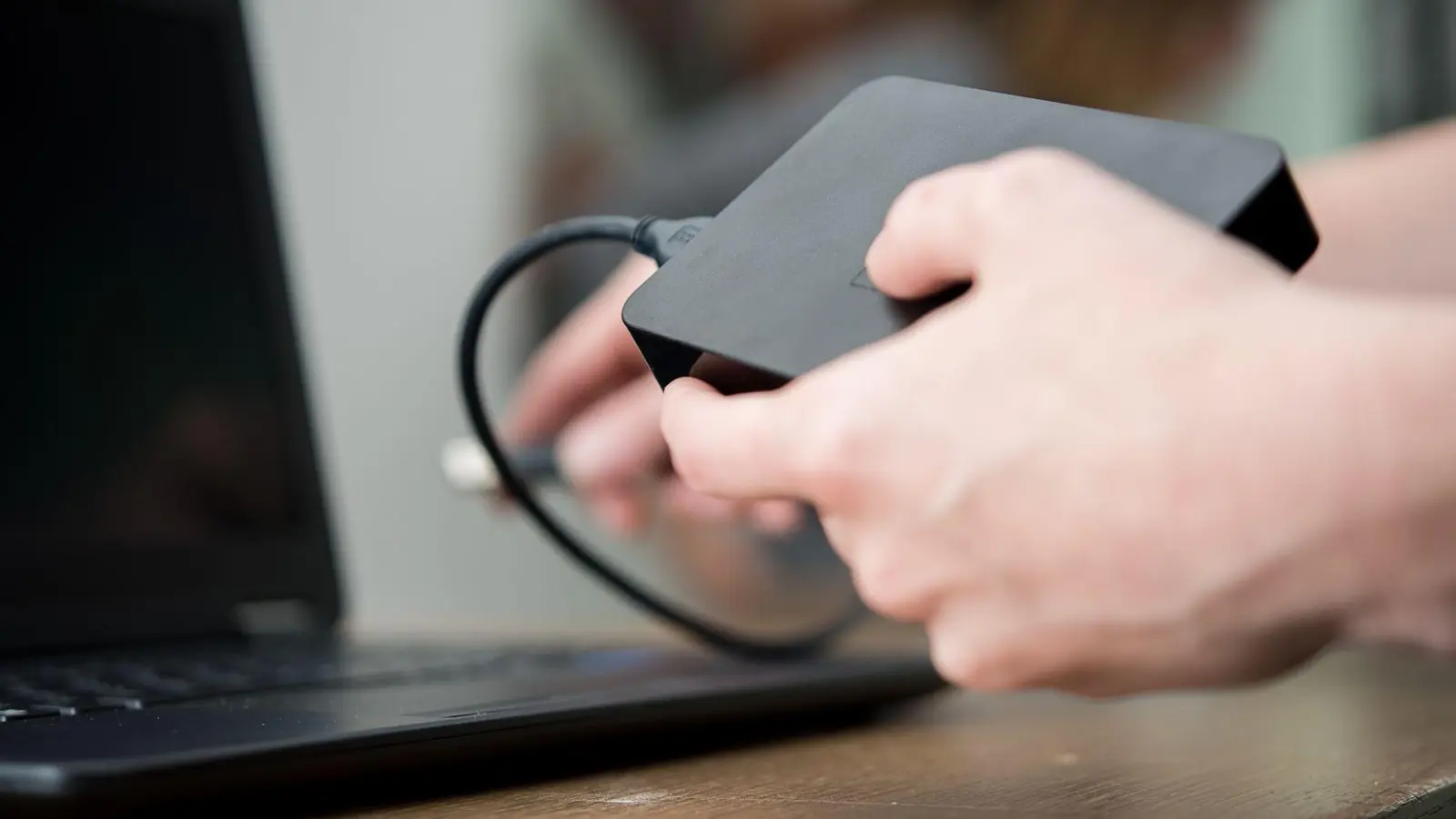 Ist Ihr Notfallordner digital gespeichert und verschlüsselt? Dann sollte zumindest Ihre Vertrauensperson wissen, wie die Zugangsdaten lauten. (Foto: Henrik Josef Boerger/dpa/dpa-tmn)