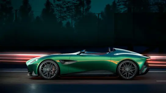 Da versagt jede Frisur: Als radikaler Roadster fährt der Aston Martin DBR22 ohne Dach und Scheiben vor - und beschleunigt erst ab 319 km/h nicht weiter. (Foto: Aston Martin/dpa-tmn)