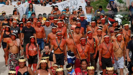 Im Amazonasgebiet werden ein britischer Journalist und ein Indigenen-Experte vermisst. Indigene nehmen an einem Protestmarsch teil. (Foto: Edmar Barros/AP/dpa)
