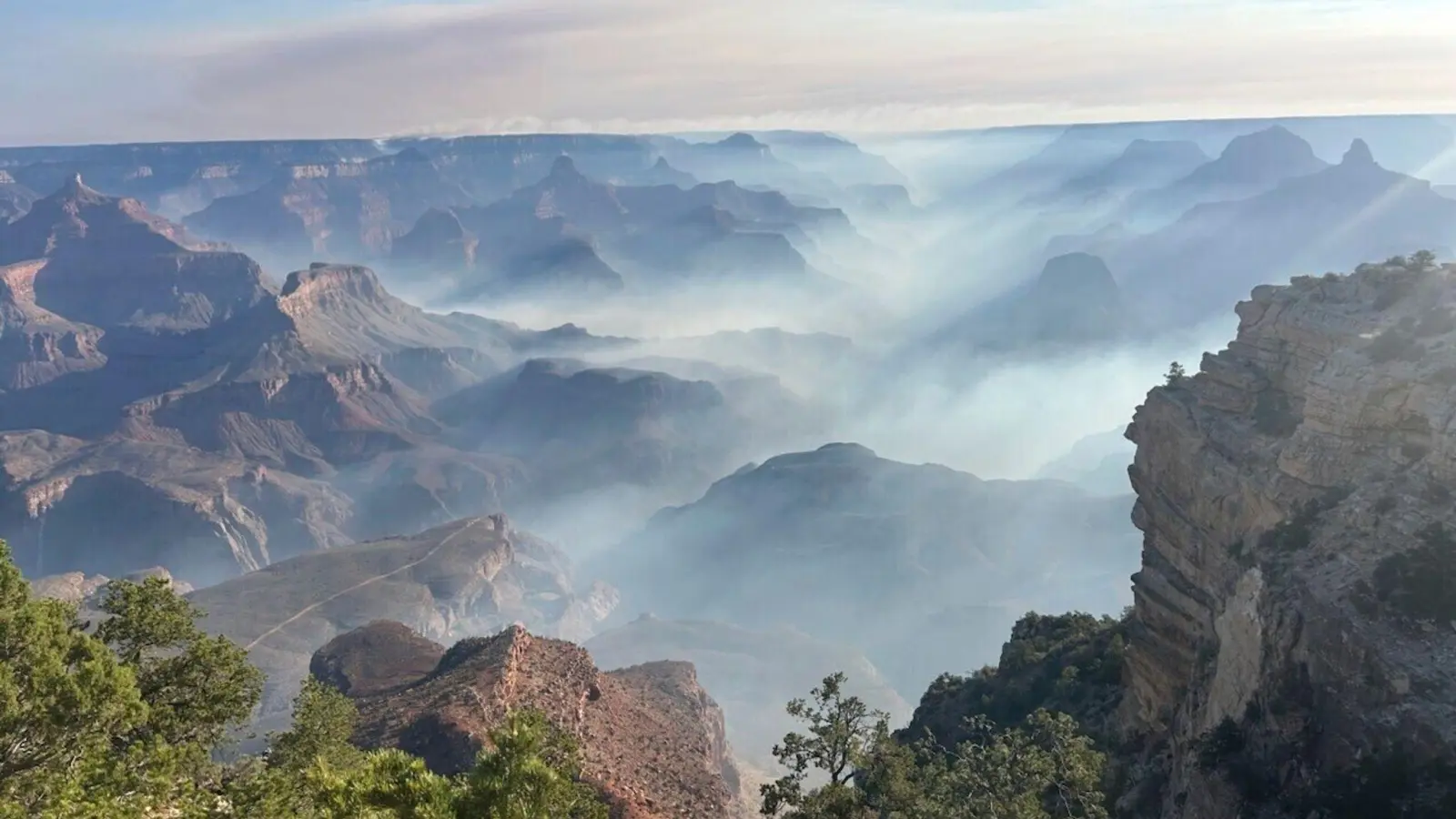Rauch von Waldbränden liegt über dem Grand Canyon Nationalpark im Norden Arizonas.  (Foto: Joelle Baird/National Park Service/dpa)