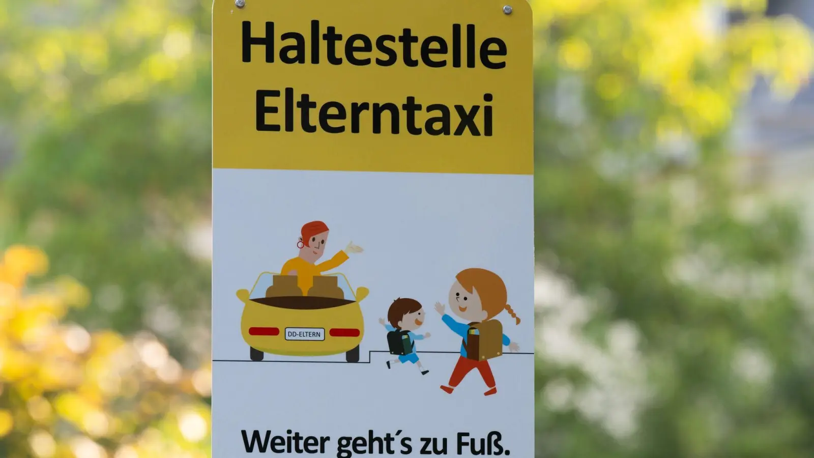 Für Schulen sind die „Elterntaxis“ oft eine Herausforderung. (Archivbild) (Foto: Sebastian Kahnert/dpa)