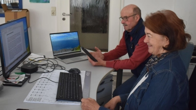 Ingrid Tisch-Rottensteiner und Karlheinz Haag vom Neustädter Seniorenrat ist es ein Anliegen, dass alle die Möglichkeit erhalten, Medienkompetenz zu erlangen. (Foto: Ute Niephaus)