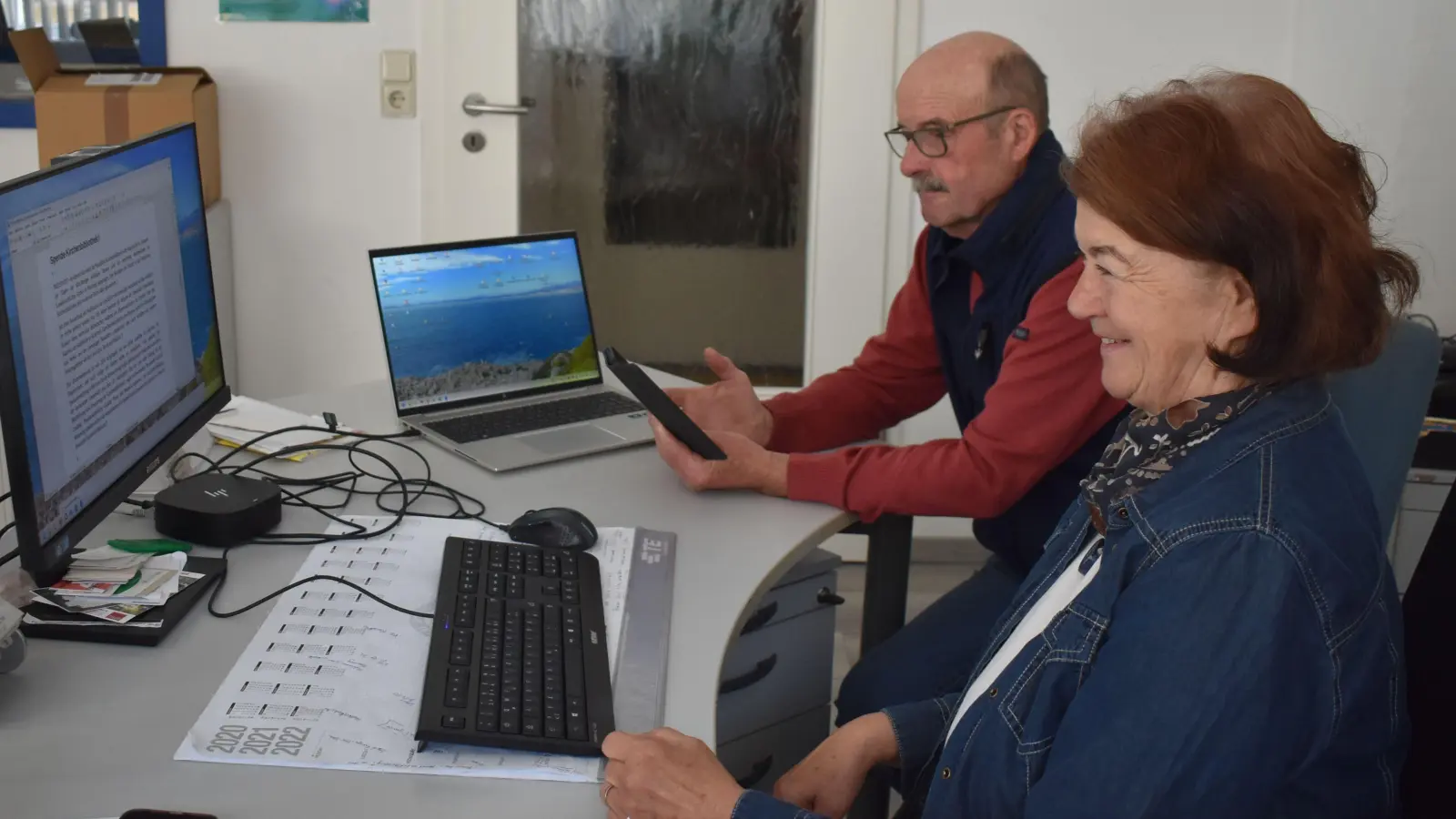 Ingrid Tisch-Rottensteiner und Karlheinz Haag vom Neustädter Seniorenrat ist es ein Anliegen, dass alle die Möglichkeit erhalten, Medienkompetenz zu erlangen. (Foto: Ute Niephaus)