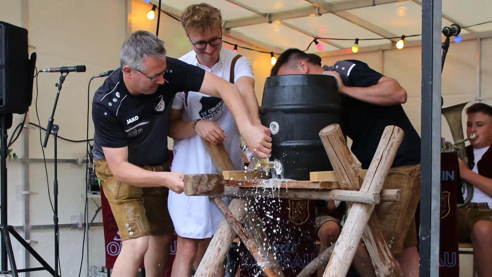 Bürgermeister Marco Meier (Zweiter von links) mühte sich redlich, das erste Fass Bier anzustechen. (Foto: Alexander Biernoth)