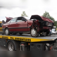 Nach dem Unfall wurden die Fahrzeuge abgeschleppt. Die Front des älteren Audi wurde komplett zerstört. (Foto: News5/Markus Zahn)