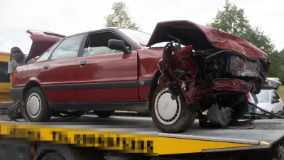 Nach dem Unfall wurden die Fahrzeuge abgeschleppt. Die Front des älteren Audi wurde komplett zerstört. (Foto: News5/Markus Zahn)