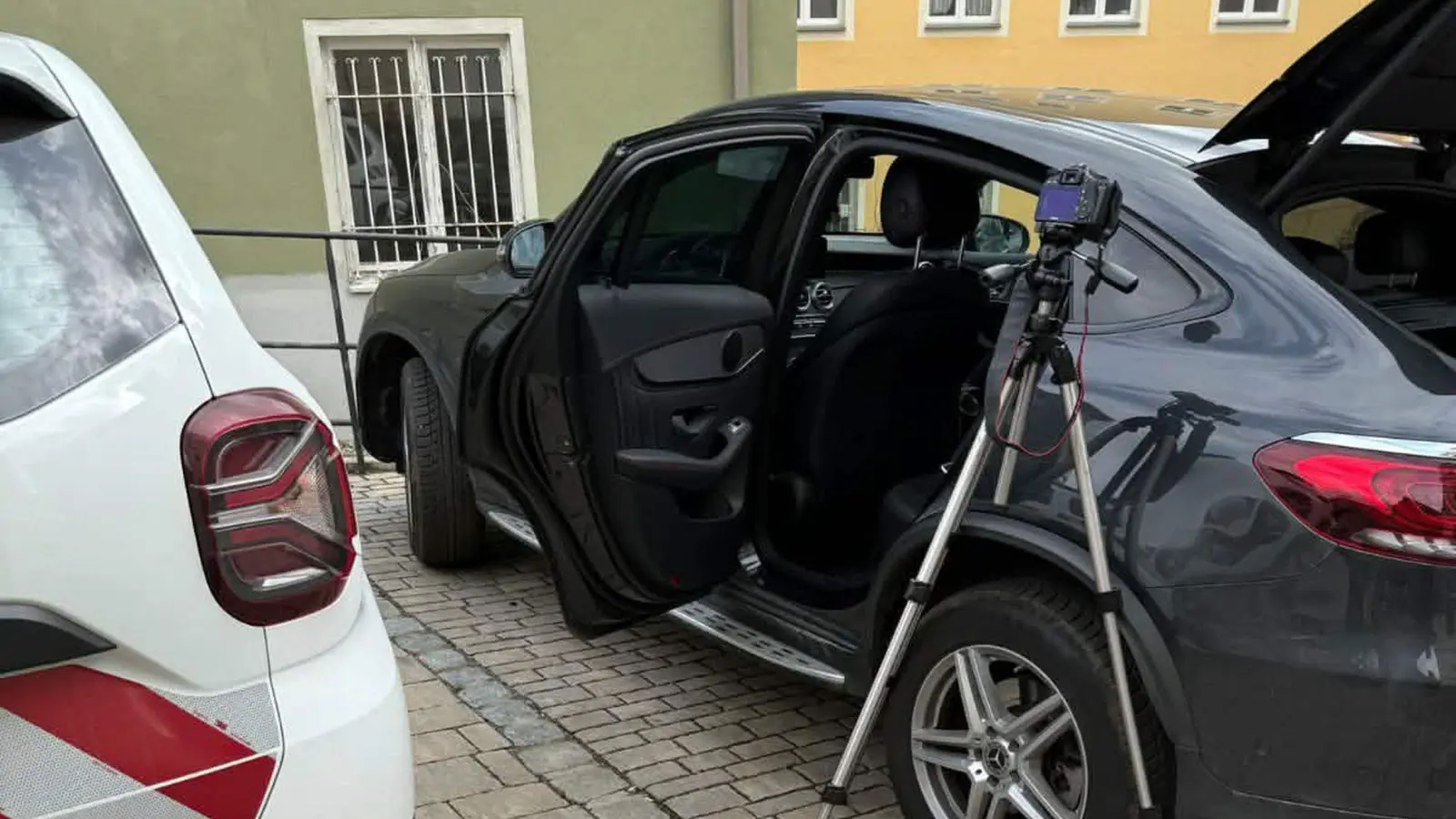 Ermittler haben nach dem Vorfall im März an Wolfgang Lampes Wagen, der zur Tatzeit auf dem Parkplatz am Rathaus gestanden hatte, Spuren gesichert. (Foto: Wolfgang Lampe)