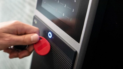 Auch wenn es im Unternehmen ein Zeiterfassungssystem gibt: Im Streitfall können eigene Notizen zur Arbeitszeit hilfreich sein. (Foto: Sina Schuldt/dpa/dpa-tmn)