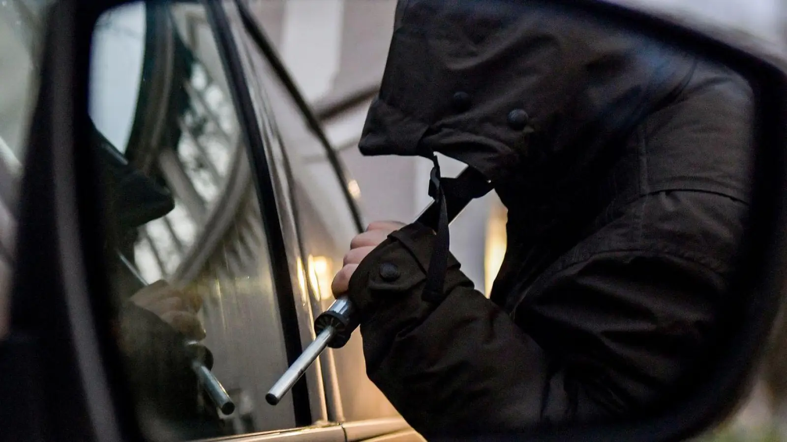 Nach diesem Autodiebstahl fehlten nicht nur Kleinteile. (Symbolbild) (Foto: Axel Heimken/dpa)