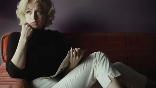 Ana de Armas als Marilyn Monroe. Die Filmbiografie „Blond“ erzählt von einer Frau, die auf verschiedenen Ebenen Opfer des Patriarchats wurde. Und bleibt dabei leider sehr eindimensional. (Foto: Netflix/dpa)