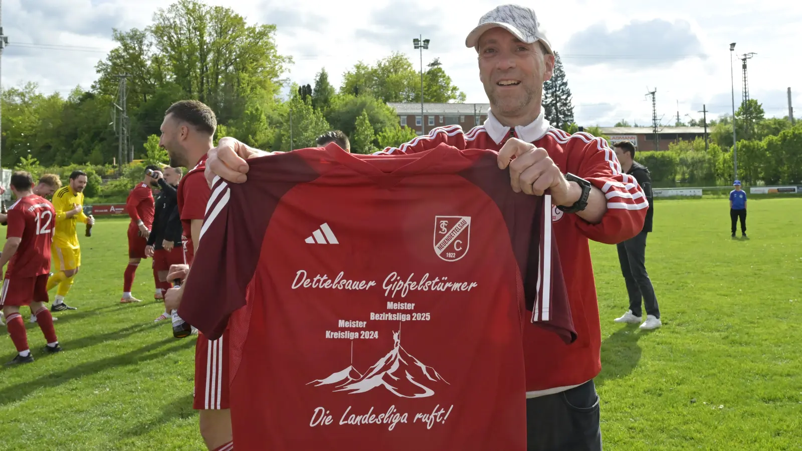 Der Meistertrainer mit dem Aufstiegs-Shirt: Dieter Kreiselmeier führte den TSC Neuendettelsau in die Landesliga. (Foto: Martin Rügner)