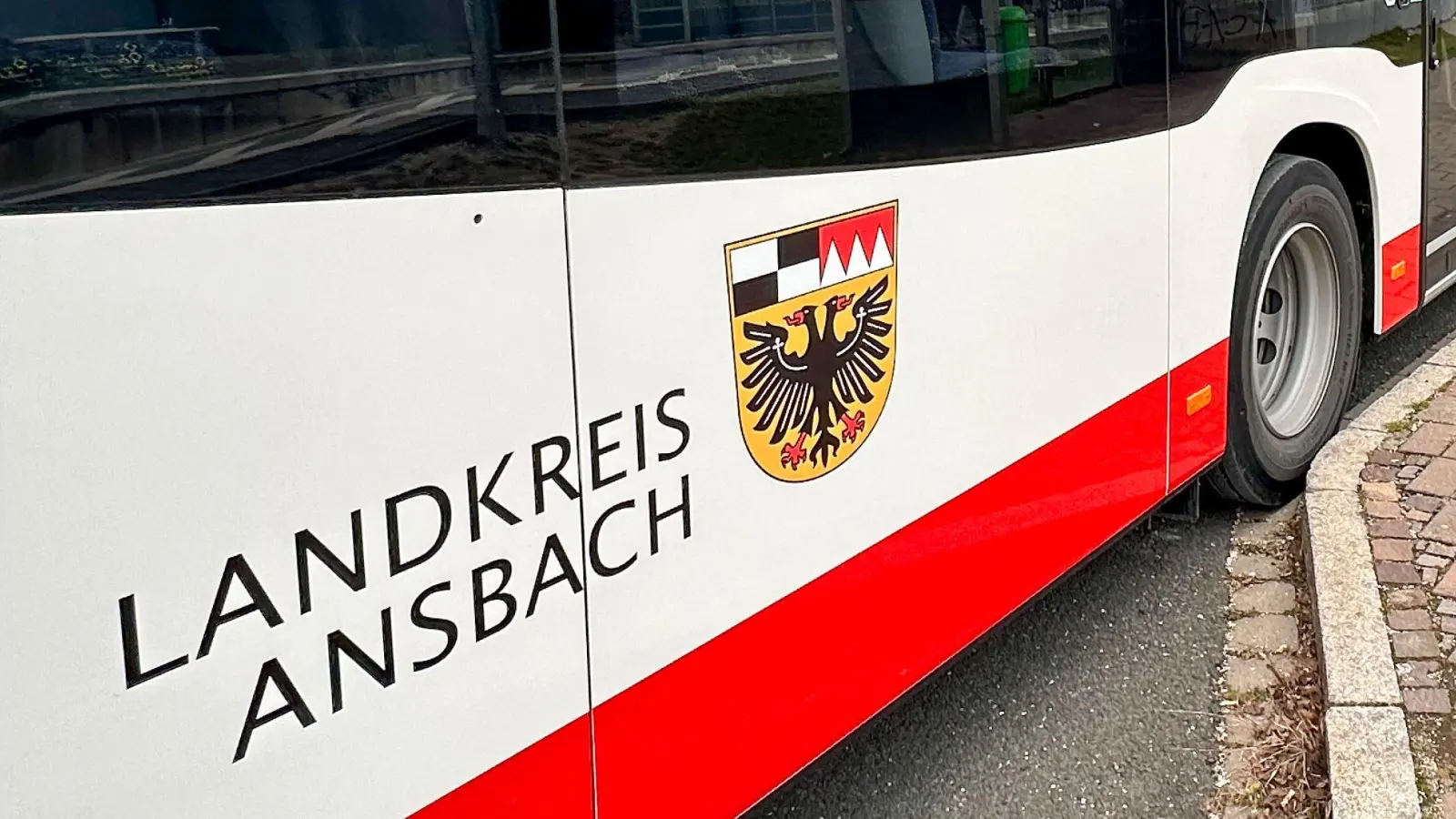 Völlig unerwartet erhielt der Fahrer eines Linienbusses einen Faustschlag von einem Fahrgast. Jetzt sucht die Polizei zeugen. (Symbolbild: Landratsamt Ansbach/Fabian Hähnlein)