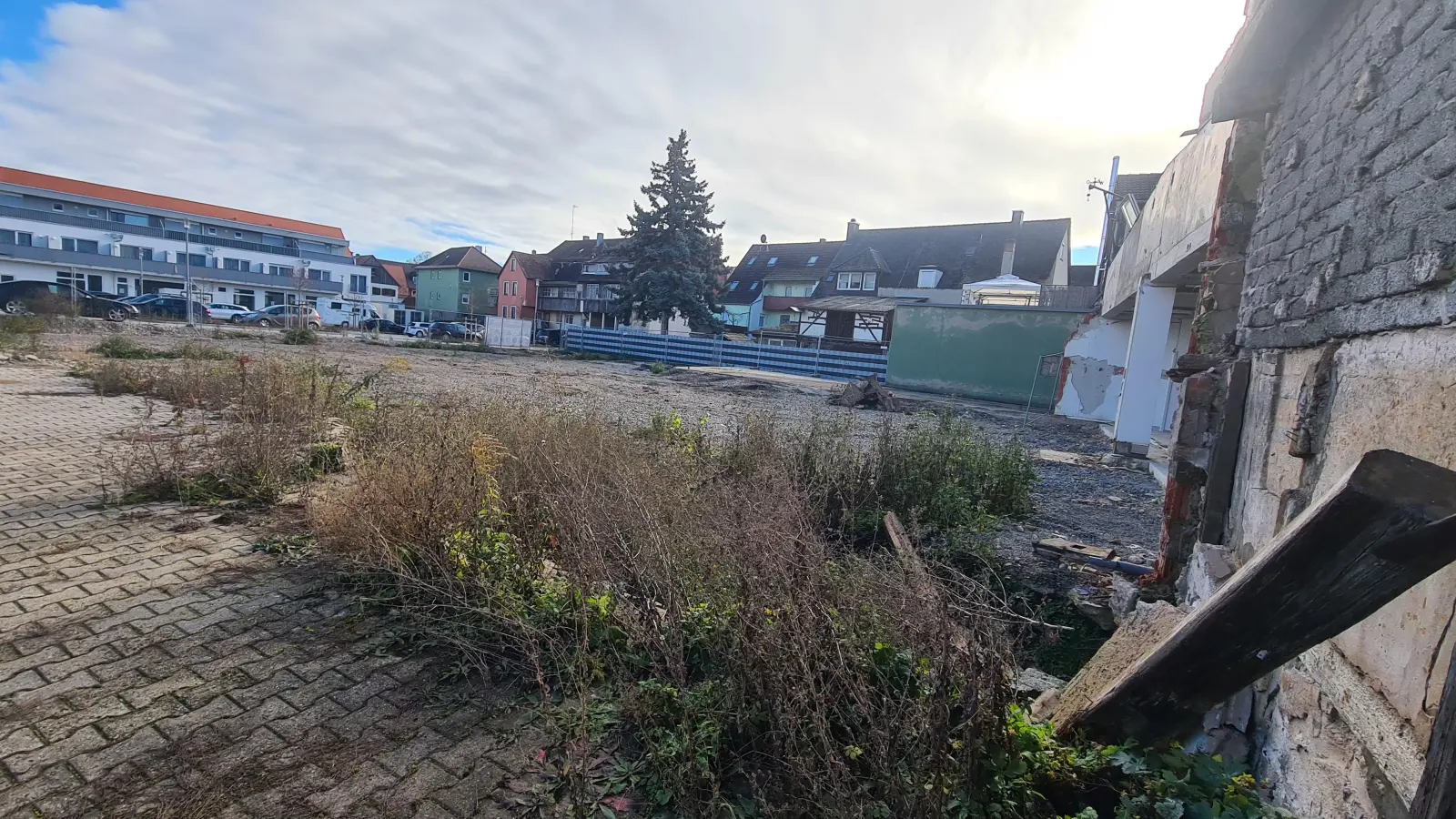 Auf dem Areal neben dem Altstadtparkplatz soll das neue Zentrum entstehen. (Foto: Anna Franck)