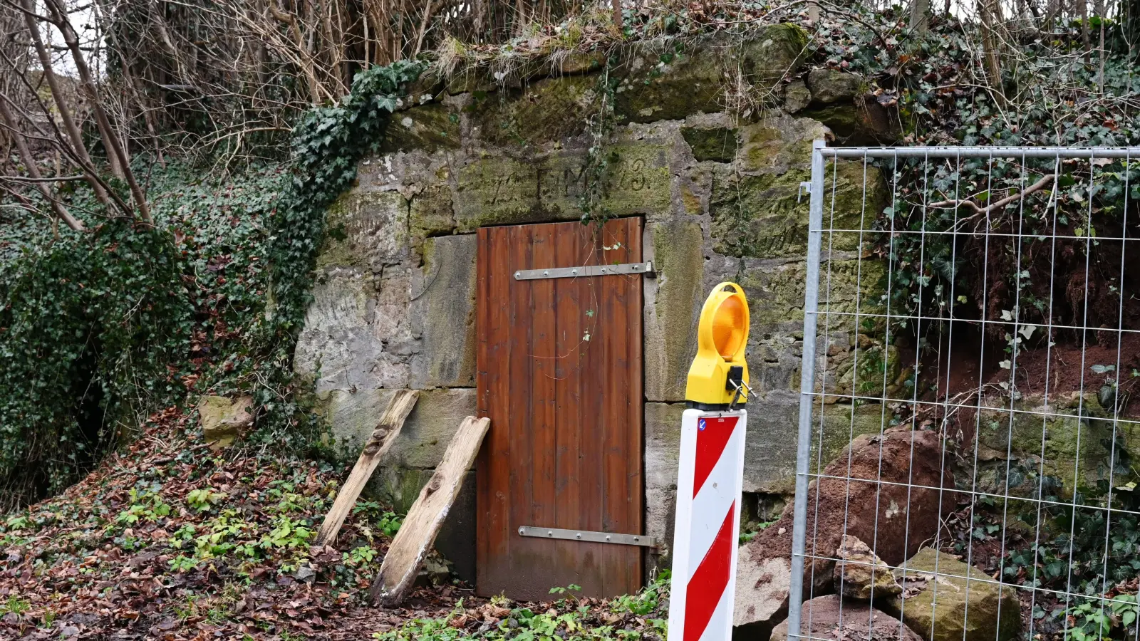Die Dorfgemeinschaft Altendettelsau möchte ihre Kellergasse im Jahr 2026 herrichten. Marode sind die Keller und ein paar Steine fallen auch schon ab, weshalb ein Bauzaun am Eck steht.  (Foto: Luca Paul)