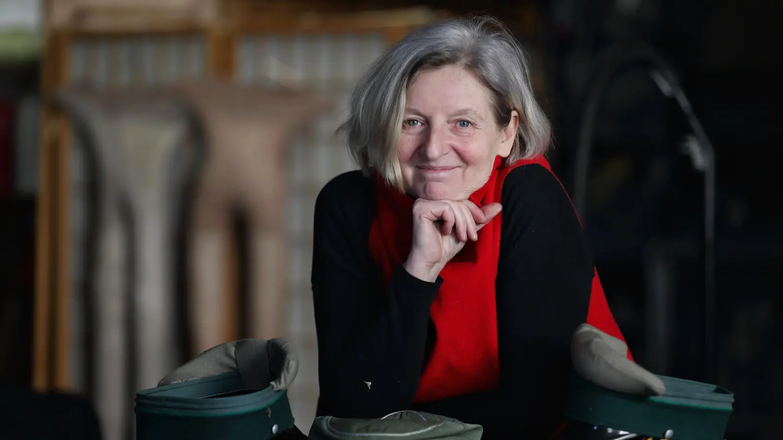 Claudia Kucharski bei den Vorbereitungen für die Ausstattung von „König Ubu“. Hier liegen die Mützen der russischen Armee. (Foto: Thomas Wirth)