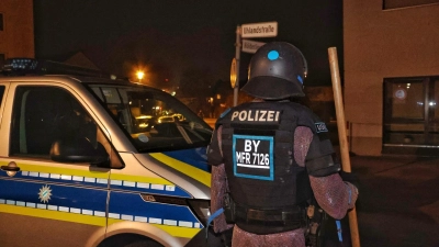 Mit teils schwer bewaffneten Kräften rückte die Polizei am Dienstagabend im Rügländer Viertel in Ansbach an. (Foto: Tizian Gerbing)