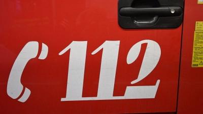 Ein 17-jähriger Bewohner musste bei dem Brand über den Balkon gerettet werden (Symbolbild). (Foto: Felix Hörhager/dpa)