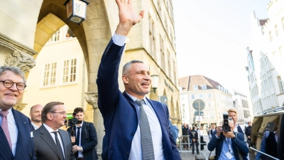 Kiews Bürgermeister Vitali Klitschko winkt bei der Friedenskonferenz in Münster. (Foto: Guido Kirchner/dpa)