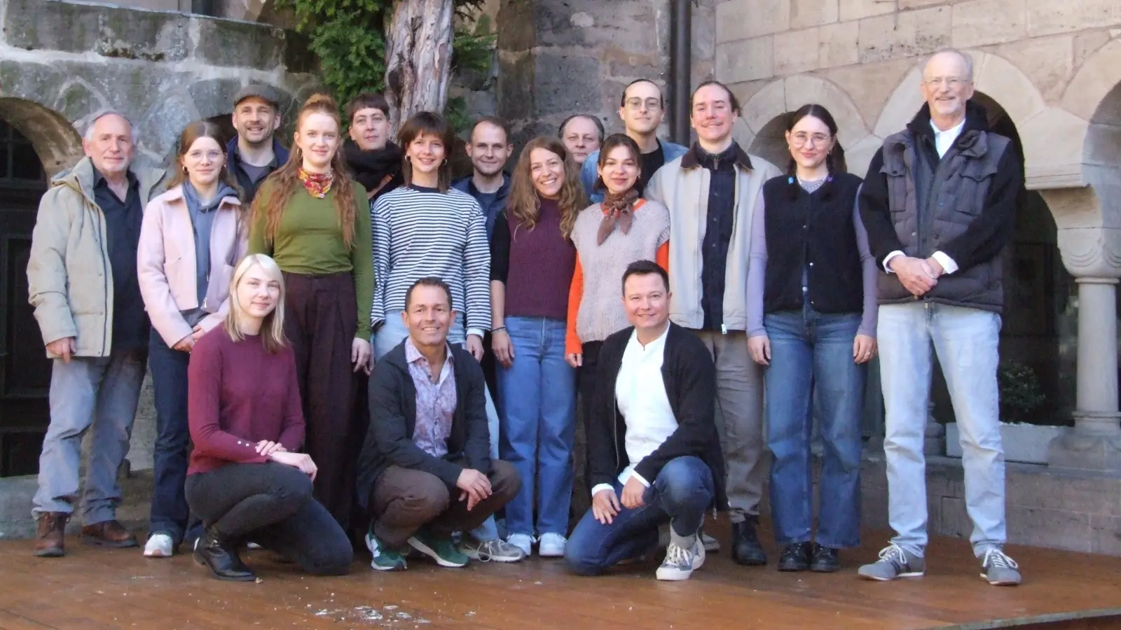 Seit Dienstagvormittag laufen in Feuchtwangen die Proben für „Die Kleine Hexe”, das diesjährige Kinderstück der Kreuzgangspiele. Für das Foto versammelten sich die Akteurinnen und Akteure, die auf und hinter der Bühne im Einsatz sind, im romanischen Geviert.  (Foto: Jasmin Kiendl)