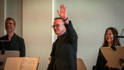 Winkt seinem Publikum zu: Rudolf Lutz. Später grüßt er die Schweizer im Saal mit ein paar versteckten Cembalo-Takten aus der Schweizer Nationalhymne. (Foto: René Chlopotowski)