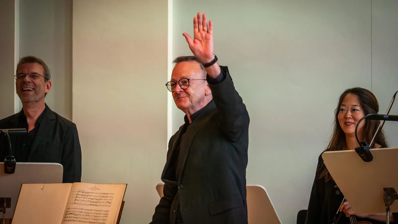 Winkt seinem Publikum zu: Rudolf Lutz. Später grüßt er die Schweizer im Saal mit ein paar versteckten Cembalo-Takten aus der Schweizer Nationalhymne. (Foto: René Chlopotowski)