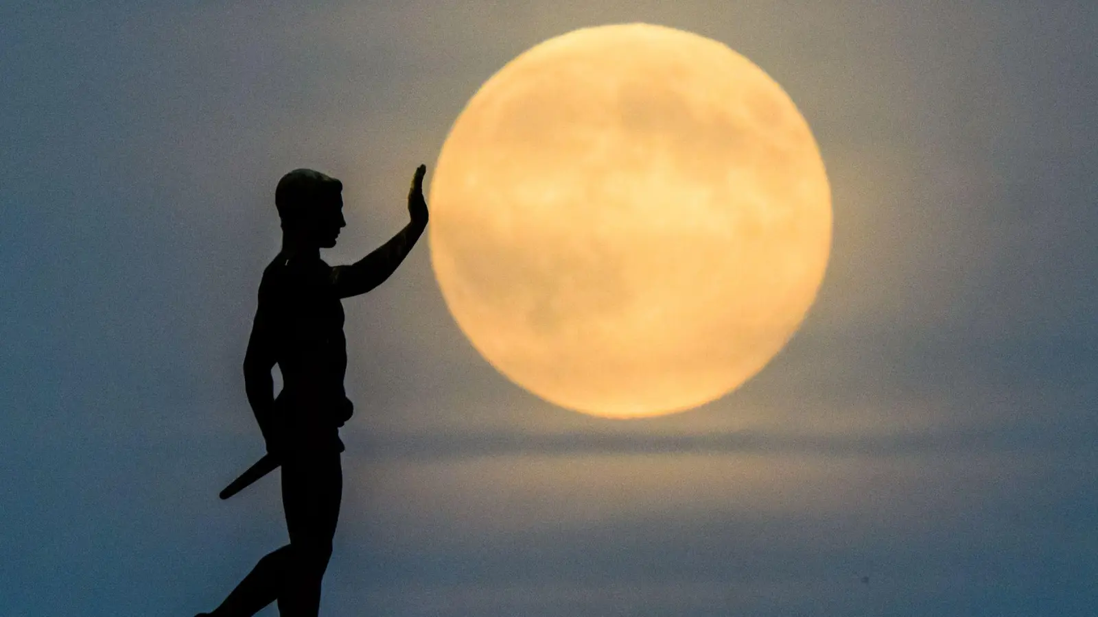 Laut dem Deutschen Wetterdienst war der Mond am Mittwochabend fast überall gut zu sehen. (Foto: Julian Stratenschulte/dpa)