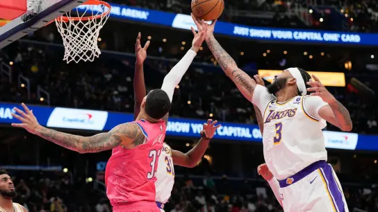 Kyle Kuzma (l) von den Washington Wizards gegen Anthony Davis (r) von den Los Angeles Lakers. (Foto: Jess Rapfogel/AP/dpa)