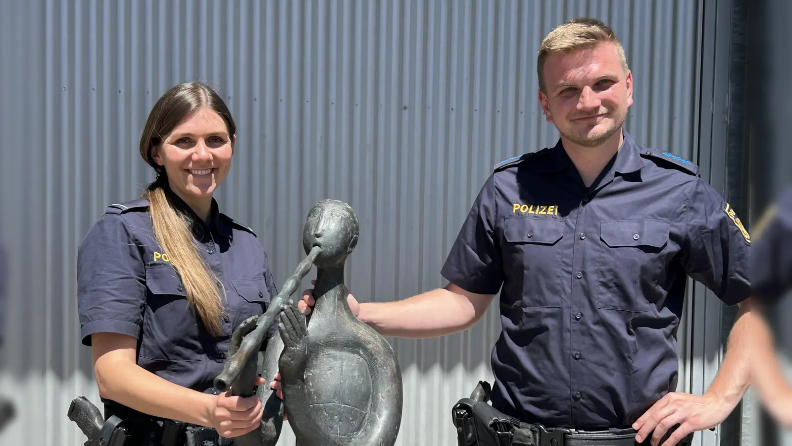 Tatjana Soldner und Nick Häßlein stellten die abgesägte Bronzestatue am vergangenen Freitag sicher. (Foto: Florian Pöhlmann)