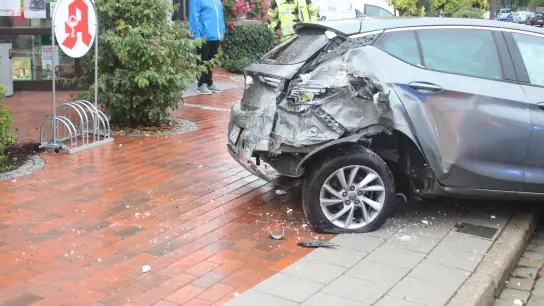 Durch den Crash mit der Hauswand entstand am Fahrzeug des 62-Jährigen nach Schätzung der Polizei rund 10.000 Euro Schaden. Das Auto war nicht mehr fahrtüchtig. (Foto: NEWS5 / Schreiber)