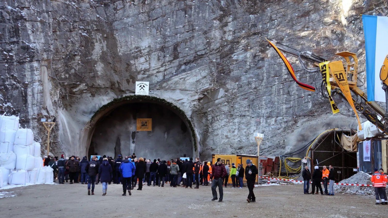Der Kramertunnel soll das verkehrsgeplagte Garmisch-Partenkirchen entlasten. (Archivbild vom offiziellen Tunnelanschlag) (Foto: Stephan Jansen/dpa)
