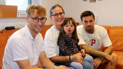 Die Eltern Jennifer und Florian Knorr (rechts) freuen sich, dass es möglich ist, Tochter Mia operieren zu lassen. In der Kindertagesstätte ist ihr Platz reserviert, wie Bürgermeister Marco Meier darlegt. (Foto: Oliver Herbst)