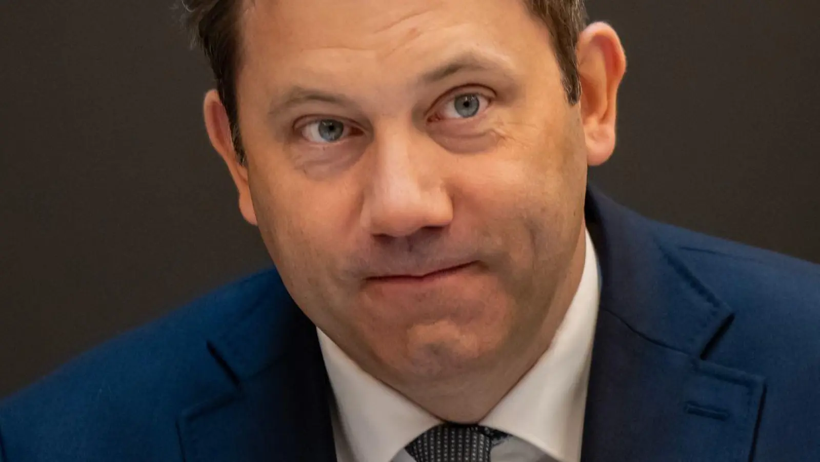 Bundesfinanzminister Lars Klingbeil (SPD) erinnert seine Kabinettskolleginnen und -kollegen ans Sparen. (Archivbild) (Foto: Michael Kappeler/dpa)