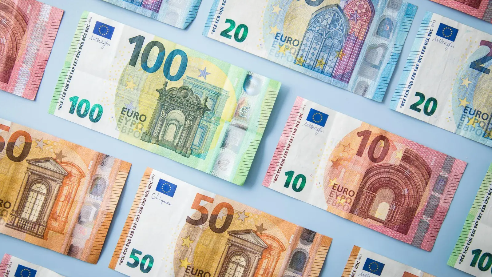 Bar Erspartes bei der Geldanlage splitten oder am Stück investieren? Das hängt ganz vom jeweiligen Anlagehorizont ab. (Foto: Christin Klose/dpa-tmn)