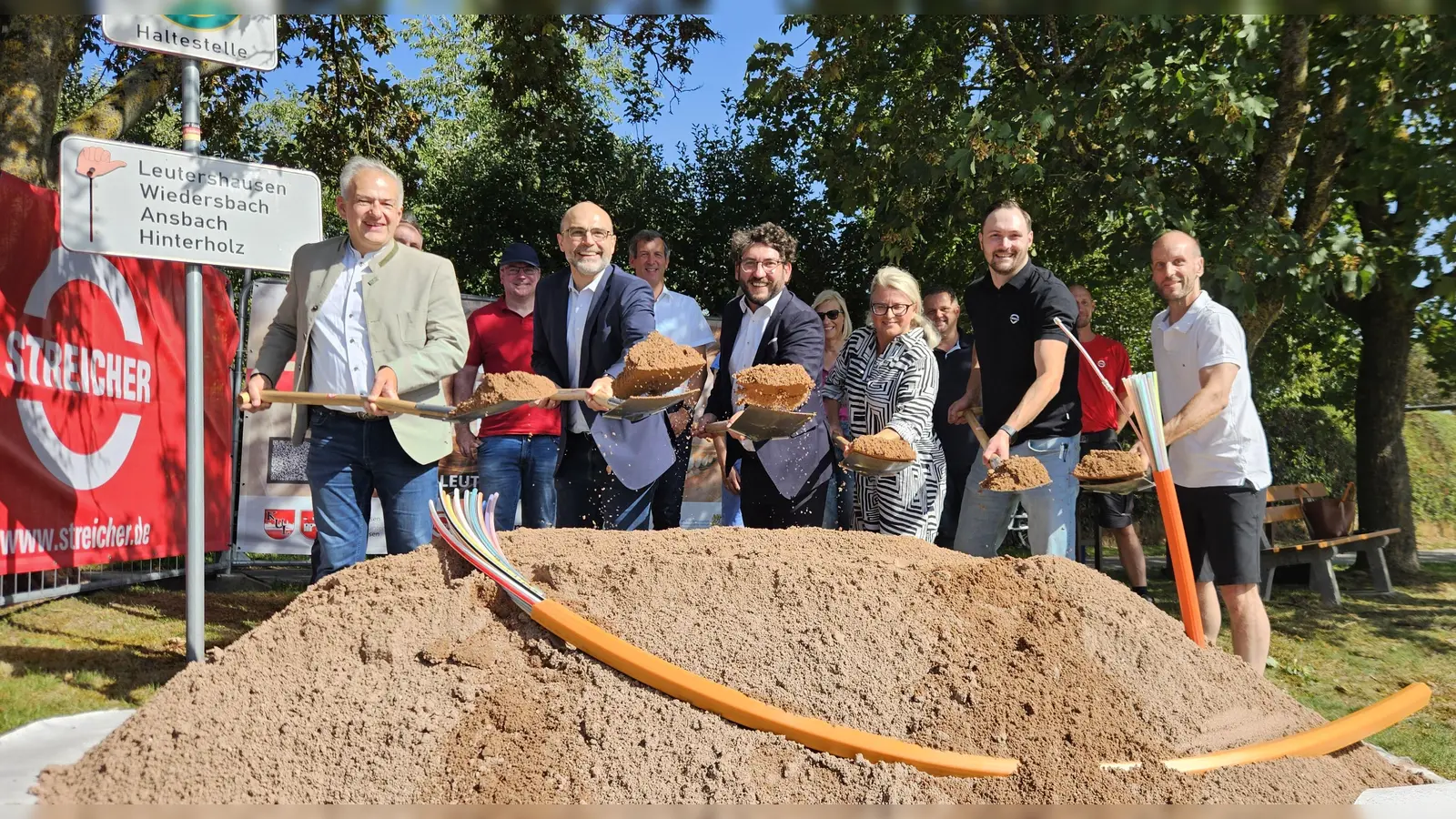 Fröhliches Stochern im Sand: An den Spaten (von links) Roland Grillmeier, Bürgermeister Markus Liebich, Dietrich Negrea (KUL), Susi Bisping, Bauleiter Matthias Weinberger und Marc Stieber (KUL). (Foto: Wolfgang Grebenhof)