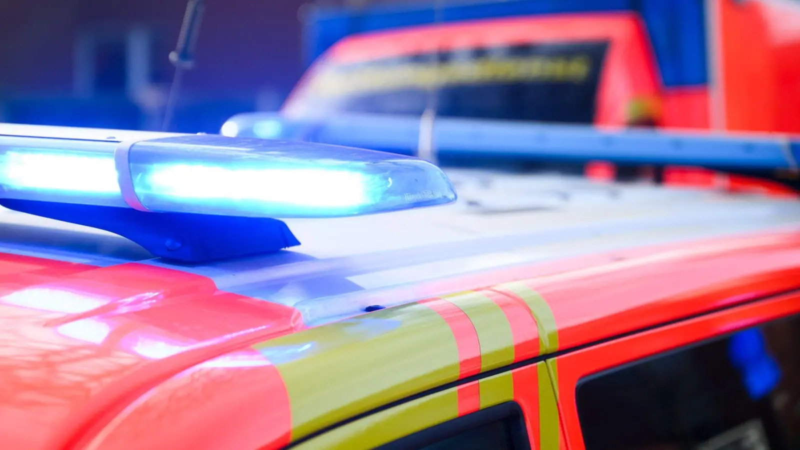 Nach einem Zusammenstoß mit einem Auto musste ein 91-Jähriger mit schweren Verletzungen ins Krankenhaus gebracht werden. (Symbolbild) (Foto: Julian Stratenschulte/dpa)