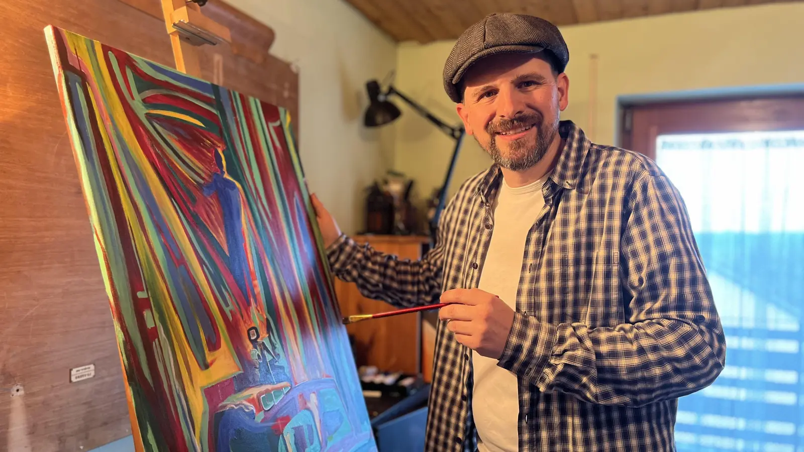 Bahtiyar Danz in seinem kleinen Atelier in Insingen: Hier malt er gerade an einem der Werke, die er in seiner ersten Ausstellung zeigen möchte. (Foto: Irmeli Pohl)