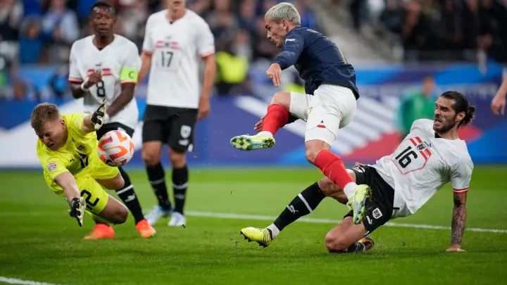 Torwart Patrick Pentz könnte bald für Bayer Leverkusen spielen. (Foto: Christophe Ena/AP/dpa)