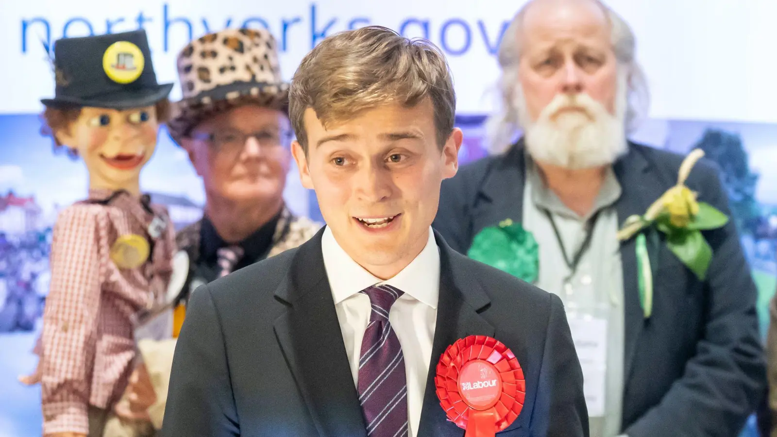 Keir Mather, Sieger der Nachwahlen und Kandidat der Labour Party, spricht im Selby Leisure Centre. (Foto: Danny Lawson/PA/AP/dpa)