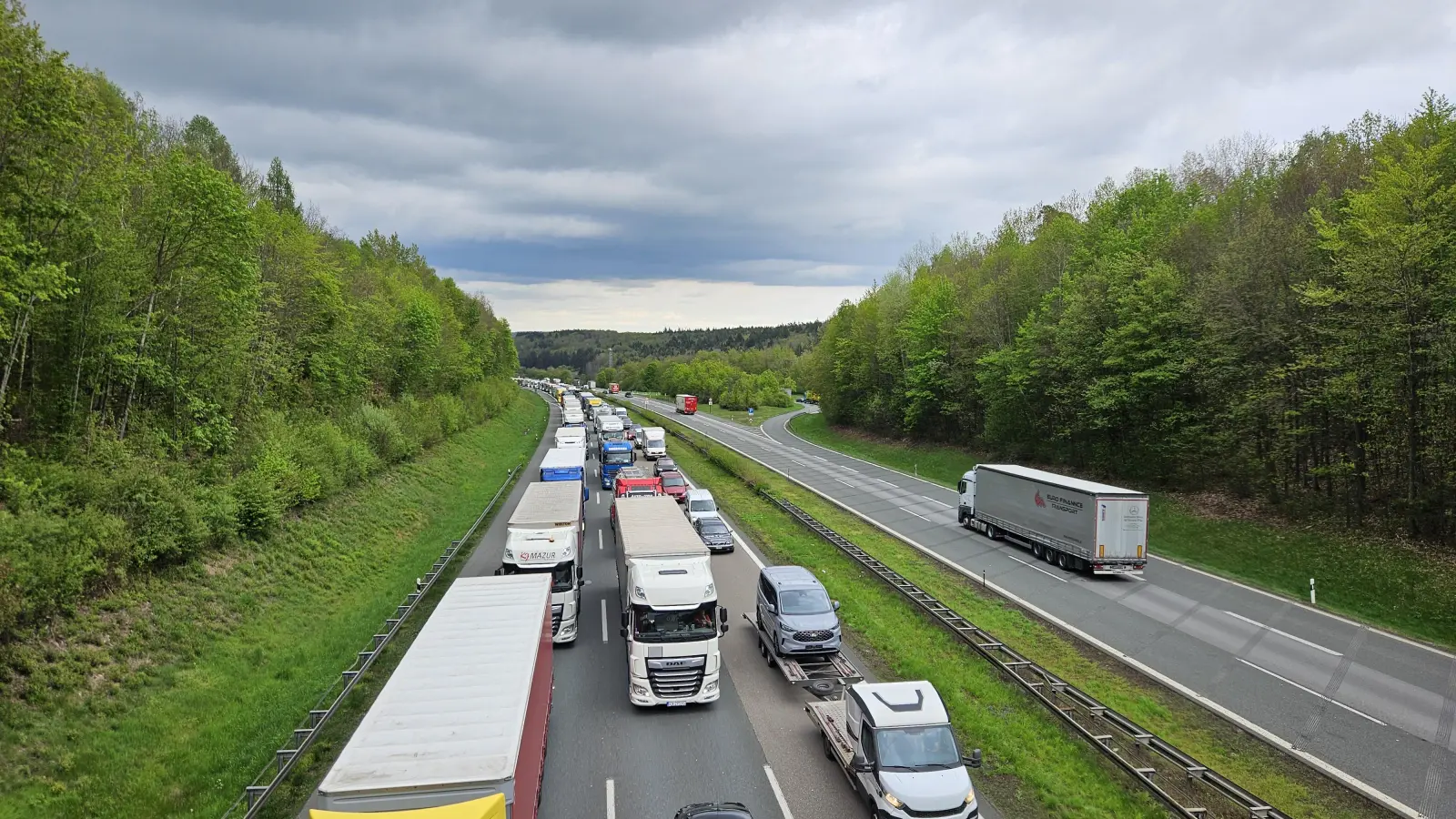 Stau auf der Autobahn A6: Wegen eines Lkw-Unfalls in Höhe der Rastanlage Frankenhöhe kam es am Mittwoch zu erheblichen Verkehrsbehinderungen in Richtung Heilbronn. (Symbolbild: Wolfgang Grebenhof)