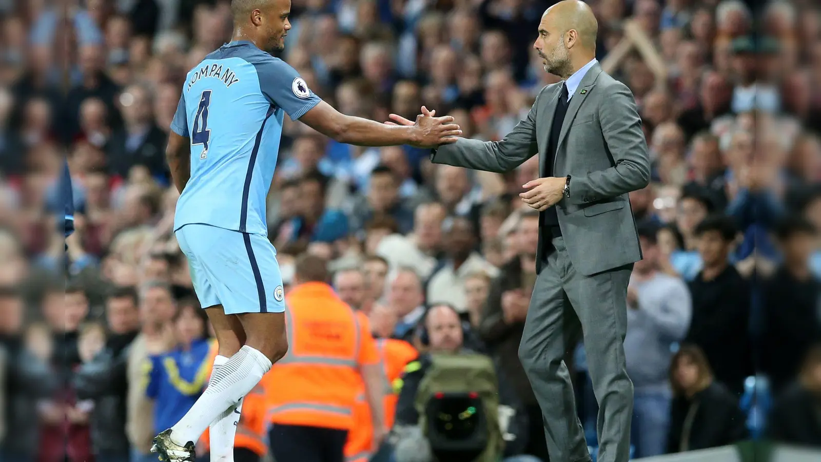 Vincent Kompany (l) war Pep Guardiolas Kapitän bei Manchester City. (Archivbild) (Foto: Martin Rickett/Press Association/dpa)