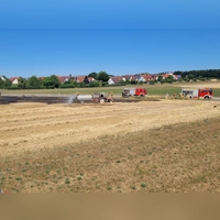 Bei Neuendettelsau ist am Sonntag ein Feld bei der Ernte in Brand geraten. (Foto: Axel Krug)