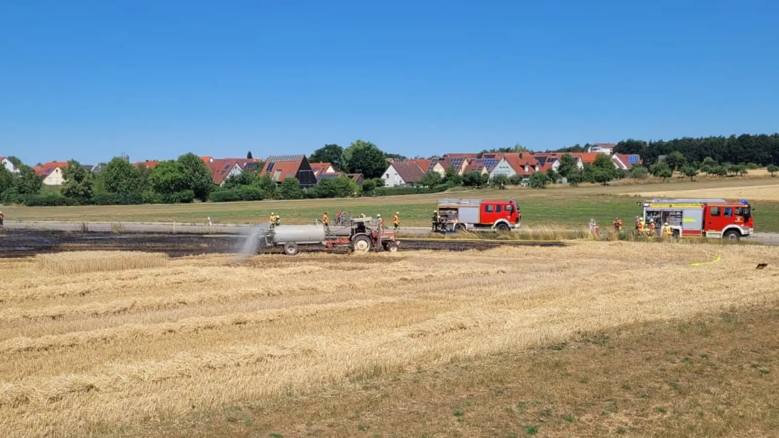 Bei Neuendettelsau ist am Sonntag ein Feld bei der Ernte in Brand geraten. (Foto: Axel Krug)